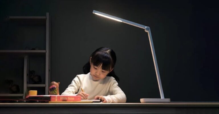 Đèn học chiếu sáng góc học tập