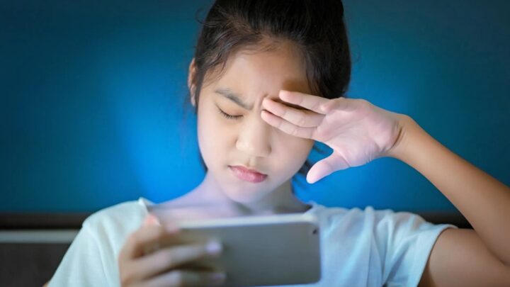 Ánh Sáng Xanh Có Gây Cận Thị Không?
